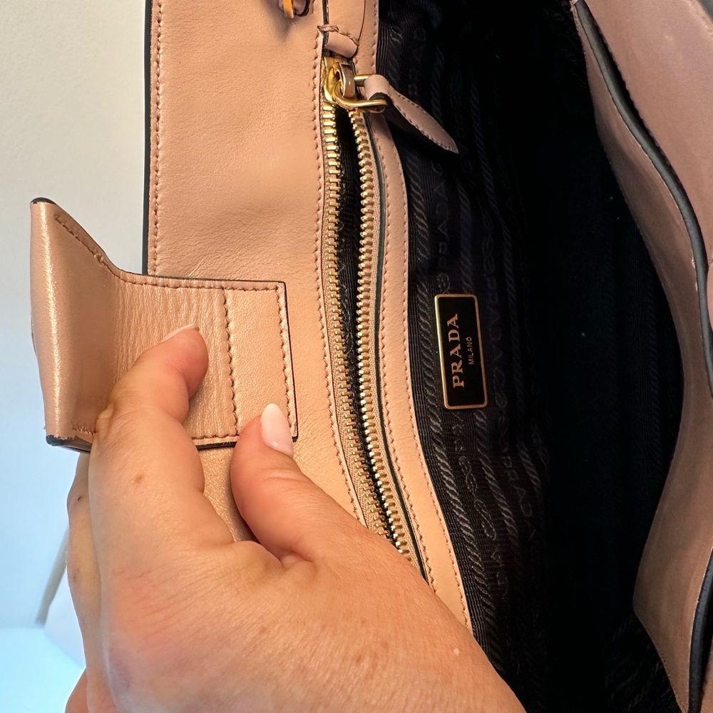 Authentic crossbody and double handle tote from Prada in a pinkish beige. - Picture 7 of 15